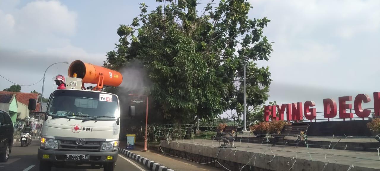 PMI Tangerang Semprotkan Disinfektan Dijalan Protokol Jelang Persiapan New Normal