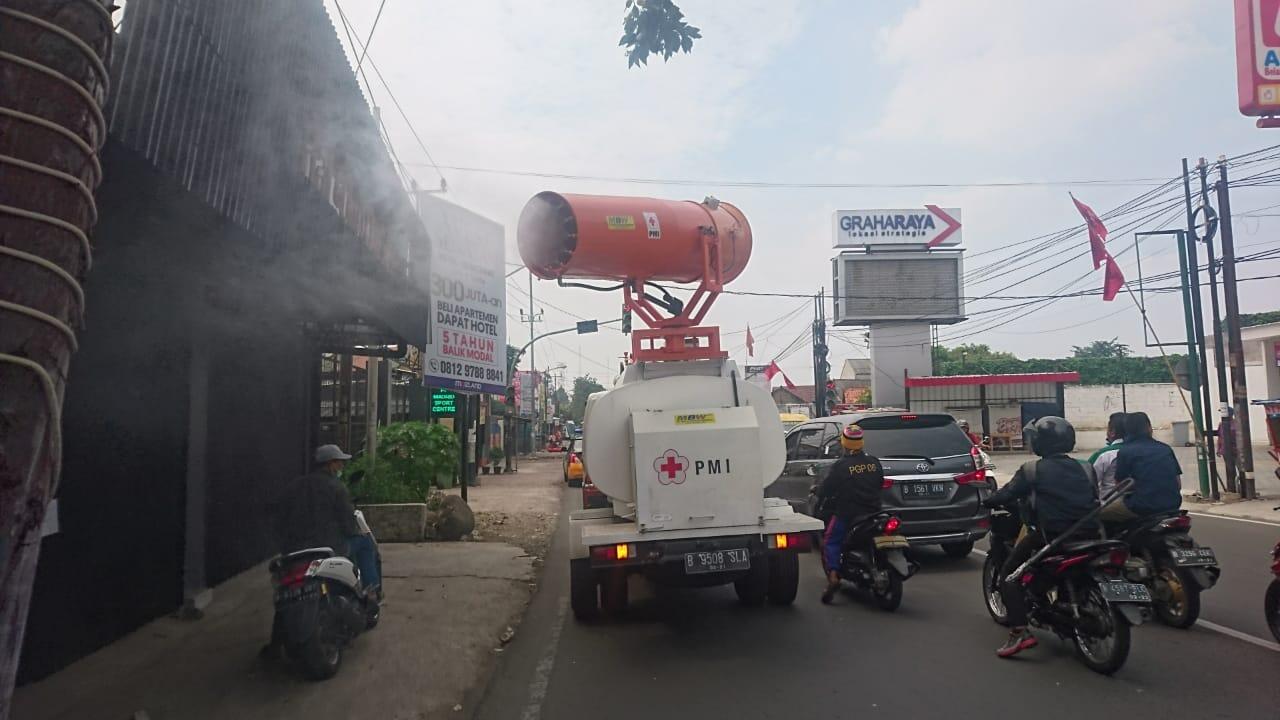 PMI Tangerang Semprotkan Disinfektan Dijalan Protokol Jelang Persiapan New Normal