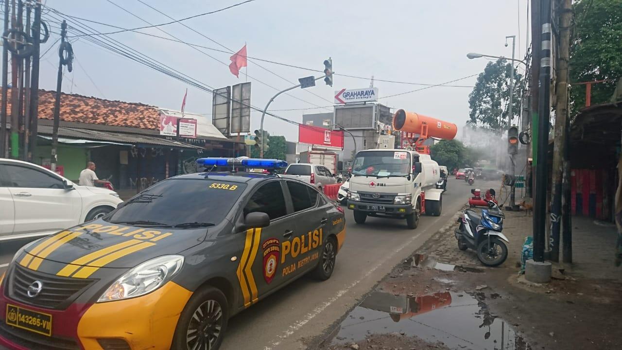 PMI Tangerang Semprotkan Disinfektan Dijalan Protokol Jelang Persiapan New Normal