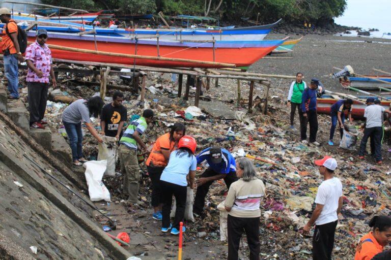 Ketika Keindahan Pantai Cina Tua Serui Papua Terabaikan, Apa yang Terjadi?