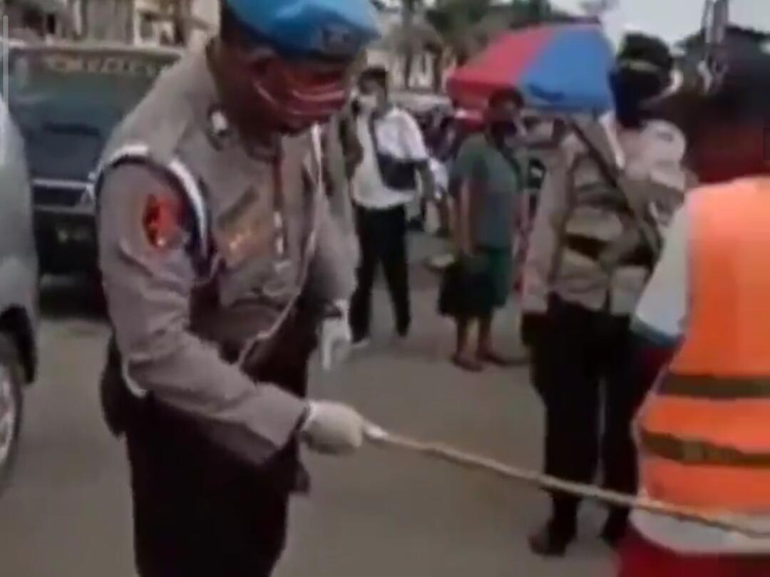 Video Viral, Pelanggar PSBB Mendapatkan Hukuman Dipukul Pantat, Setujukah Kalian?