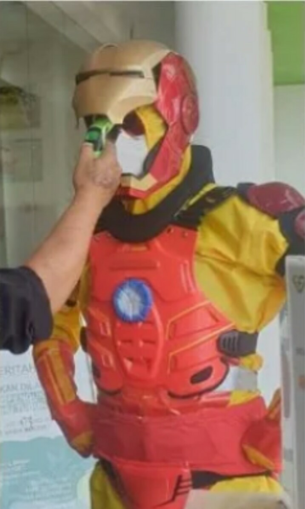 Dokter Keren Ini Memakai APD Menyerupai Kostum Superhero Saat Memeriksa Pasien