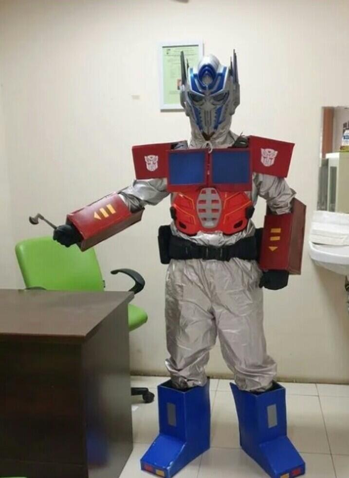 Dokter Keren Ini Memakai APD Menyerupai Kostum Superhero Saat Memeriksa Pasien