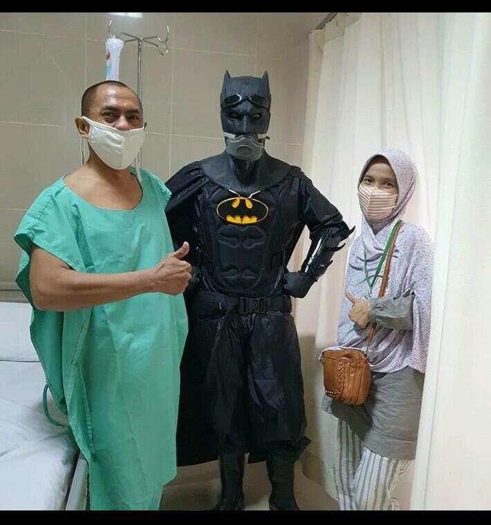Dokter Keren Ini Memakai APD Menyerupai Kostum Superhero Saat Memeriksa Pasien