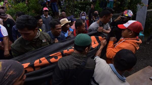 Penambang Belerang Yang Hilang Ditemukan 150 Meter Dari Bibir Kawah Ijen