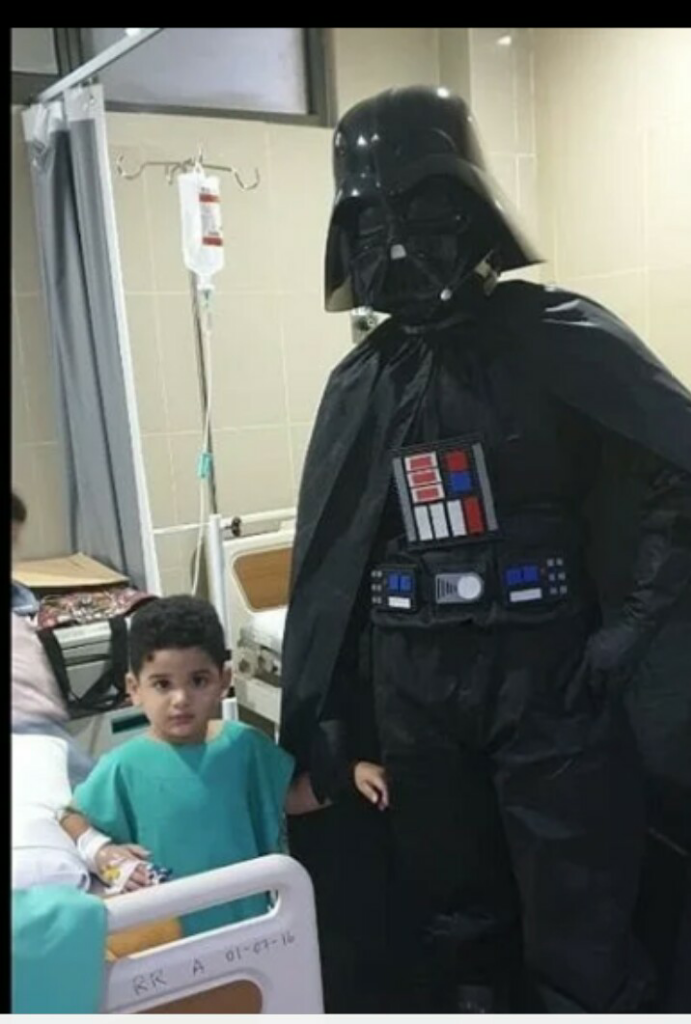 Dokter Keren Ini Memakai APD Menyerupai Kostum Superhero Saat Memeriksa Pasien