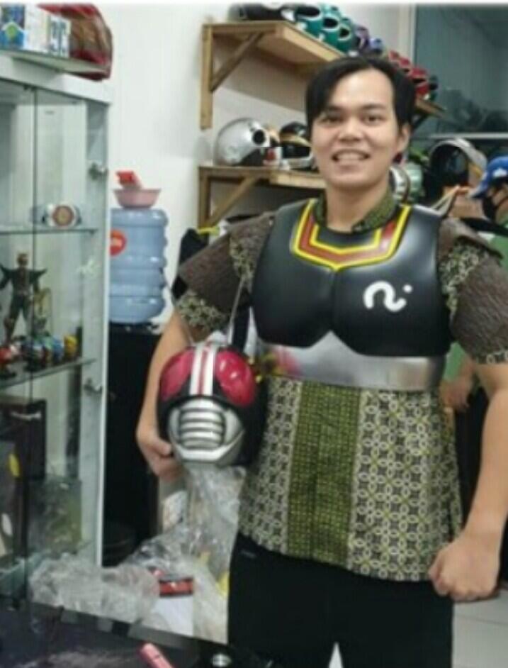 Dokter Keren Ini Memakai APD Menyerupai Kostum Superhero Saat Memeriksa Pasien