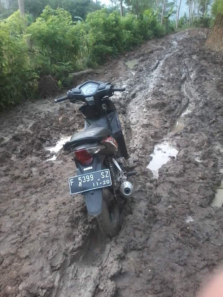 Menyedihkan, Potret Jalan di Cianjur Selatan Ini Bikin Kita Nyesek
