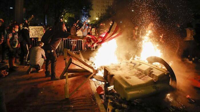 Bentrokan Pecah di Luar Gedung Putih Saat Demo Kematian George Floyd