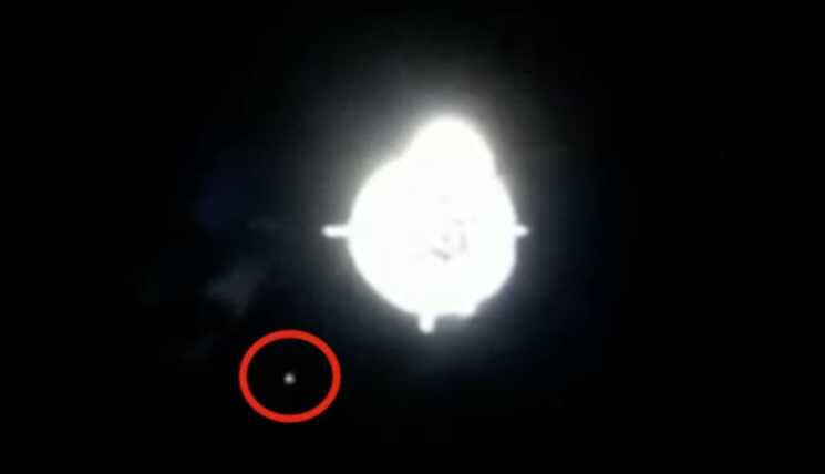 Pesawat Alien yang Melintas di Dekat Kapsul SpaceX Tertangkap Kamera, Benarkah?