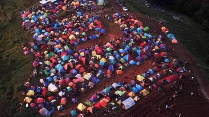 Foto Pengunjung ‘Tumplek Blek’ di Bukit Alas Bandawasa, Lupa Ada Corona?