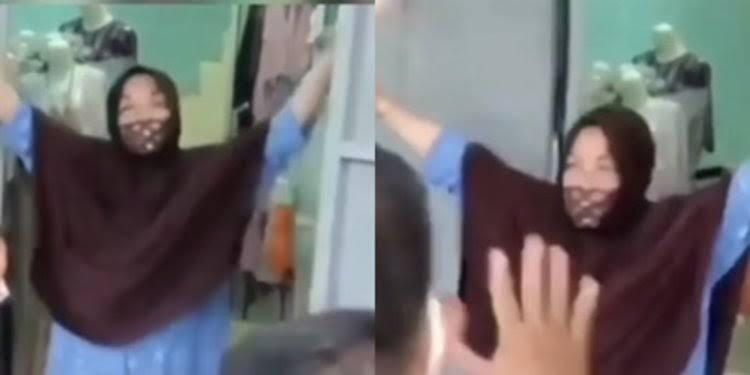 Edan! Dijemput Petugas Karena Terdeteksi Corona Malah Mau Meluk Polisi