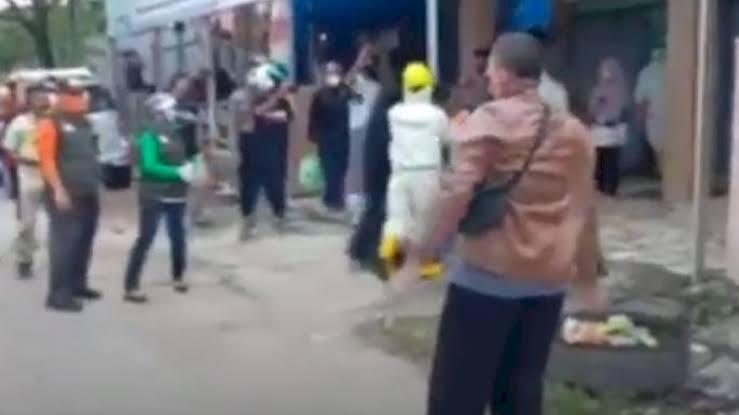 Edan! Dijemput Petugas Karena Terdeteksi Corona Malah Mau Meluk Polisi