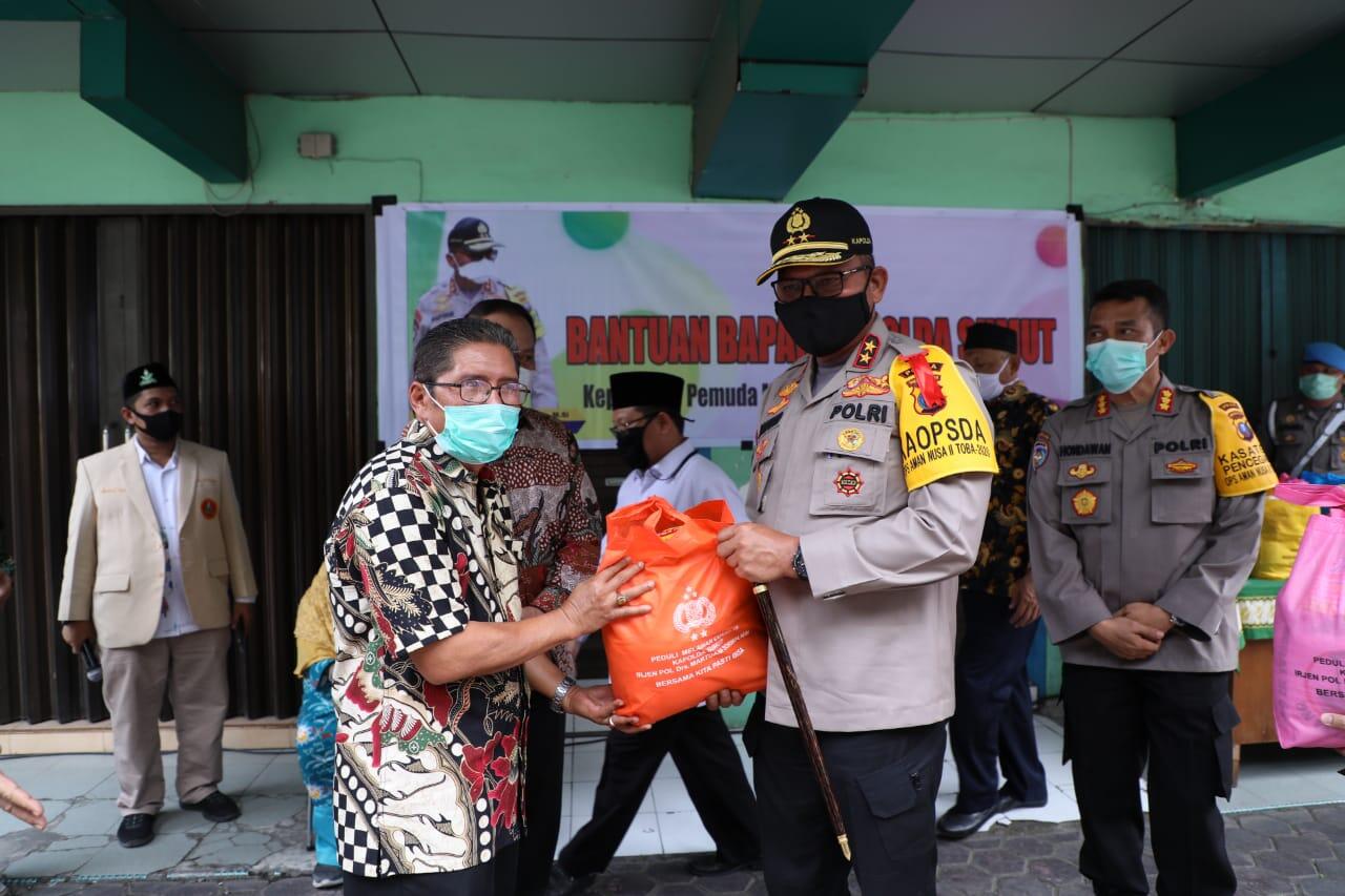 Kapolda Sumut Berikan Bantuan 500 Paket Sembako Kepada PW Muhammadiyah Sumut