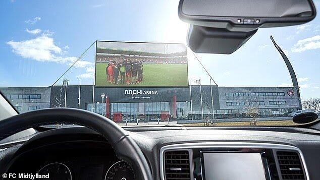 Klub Denmark Ini Sulap Parkiran Stadion Jadi Drive In Cinema