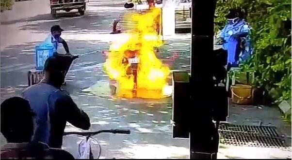 &#91;VIRAL&#93; MOTOR TERBAKAR DISEMPROT DISINFEKTAN, PENGENDARA NYARIS DILALAP SI JAGO MERAH