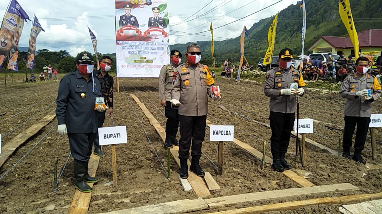 Polda Sumut Bantu 450 Kg Bibit Jagung dan 5 Ton Beras Bagi Warga Samosir