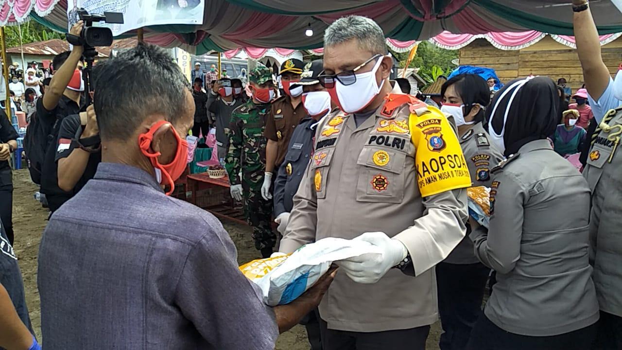 Polda Sumut Bantu 450 Kg Bibit Jagung dan 5 Ton Beras Bagi Warga Samosir
