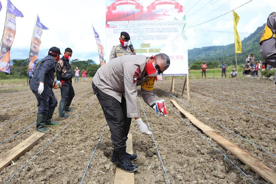 Polda Sumut Bantu 450 Kg Bibit Jagung dan 5 Ton Beras Bagi Warga Samosir