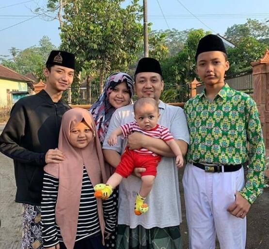 Inilah Penampilan Gus Azmi Versi Boyband!