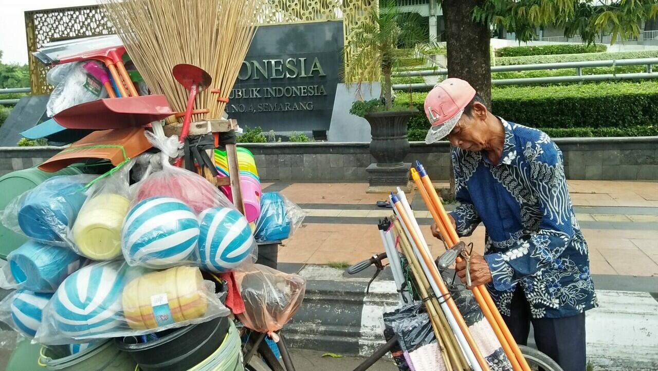 Suratman Penjual Sapu Keliling yang Tersapu Pandemi KASKUS