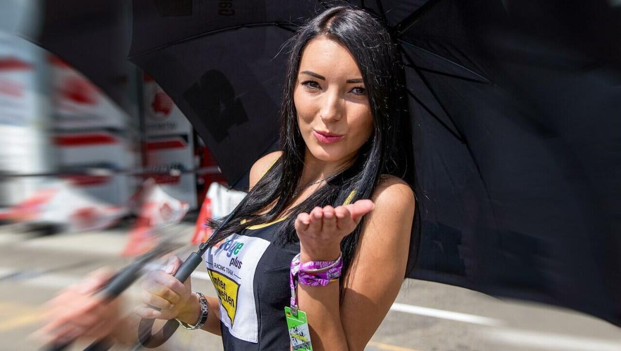 Mengenal Lebih Dekat Kiprah Umbrella Girl, Oase Penyejuk Dalam Ajang F1 Dan Moto GP