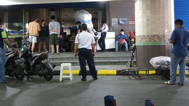 Pasar Tanah Abang Disemprot Disinfektan, Persiapan New Normal?