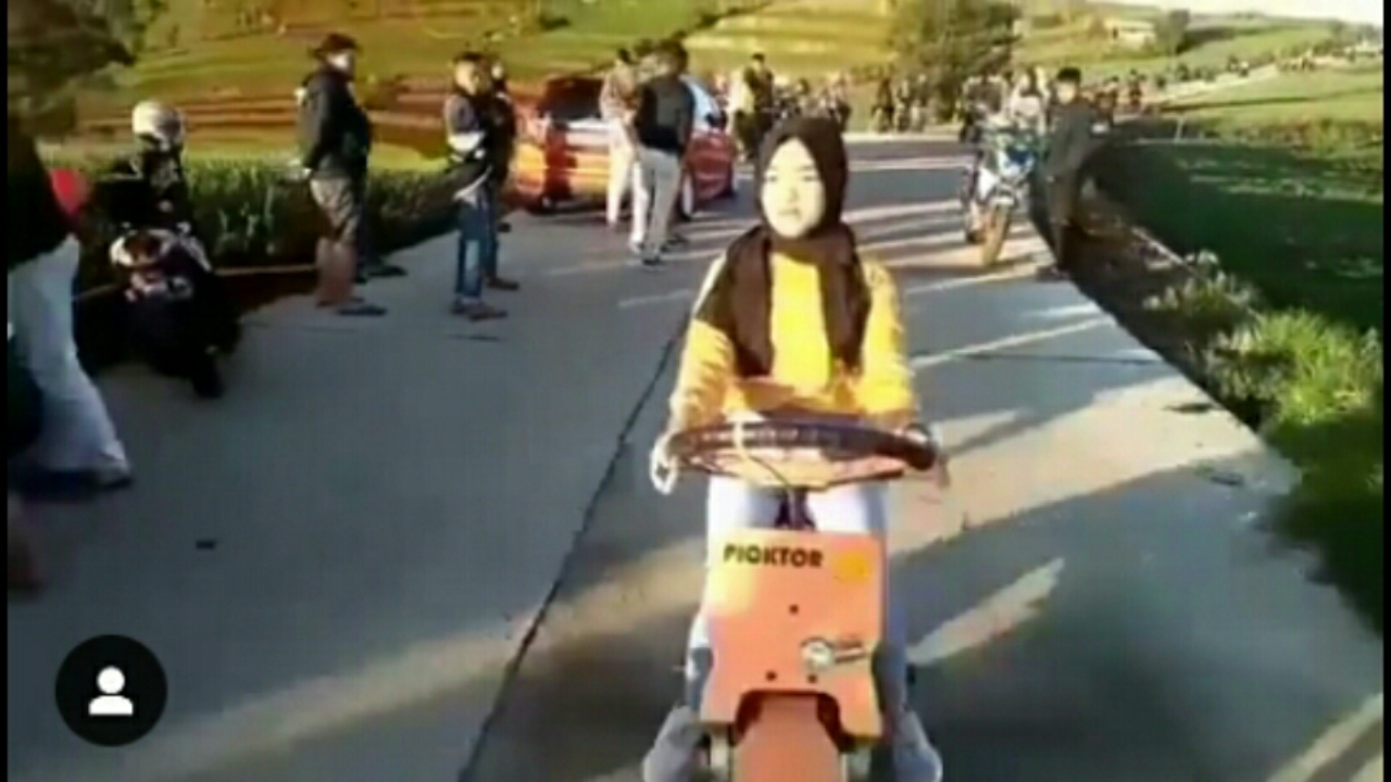 Viral, Video Gadis Cantik yang Mengendarai Sepeda Motor Bersetir Mobil