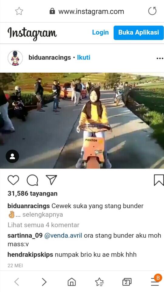 Viral, Video Gadis Cantik yang Mengendarai Sepeda Motor Bersetir Mobil