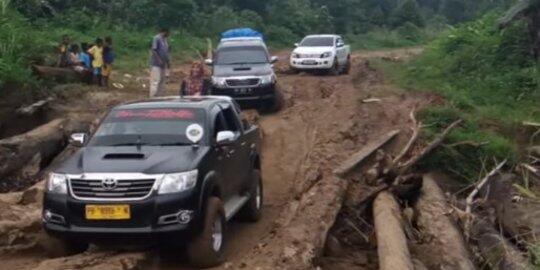 Duh, di Papua Deretan Mobil Mewah hanya Digunakan Sebagai Mobil Angkutan Umum