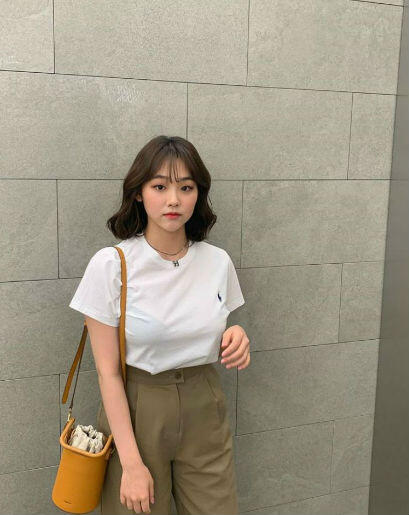 11 Inspirasi OOTD Dengan Kaos Putih Ala Idol KPop Wanita, Kece Banget