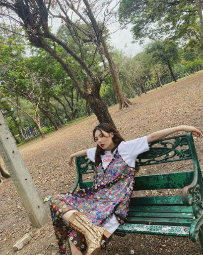 11 Inspirasi OOTD Dengan Kaos Putih Ala Idol KPop Wanita, Kece Banget