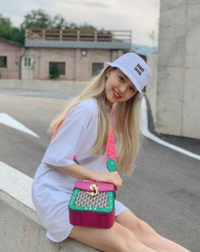 11 Inspirasi OOTD Dengan Kaos Putih Ala Idol KPop Wanita, Kece Banget