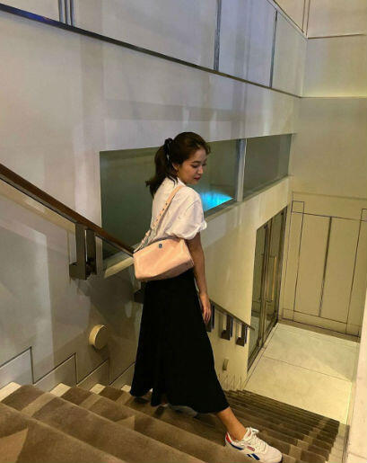 11 Inspirasi OOTD Dengan Kaos Putih Ala Idol KPop Wanita, Kece Banget