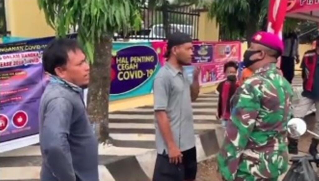 Ogah Pakai Masker, Warga Bergaya Sok Jagoan Ini Adu Mulut dengan Anggota Marinir