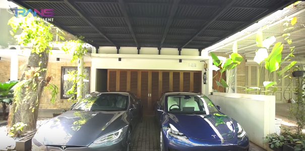 Gokil artis muda raffi ahmad borong 5 mobil mweah seharga 20 Milyarr !!!