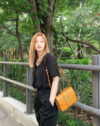 Intip Gaya Kasual Park So Dam Yang Makin Keren Dengan Mix & Match Ini!