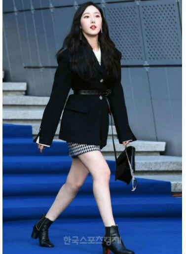 10 Gaya OOTD Outer Ala GFriend, Stylish & Bikin Hangout Makin Asyik!