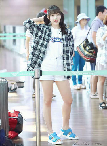 10 Gaya OOTD Outer Ala GFriend, Stylish & Bikin Hangout Makin Asyik!