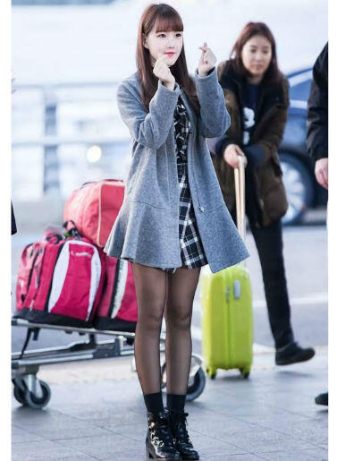 10 Gaya OOTD Outer Ala GFriend, Stylish & Bikin Hangout Makin Asyik!