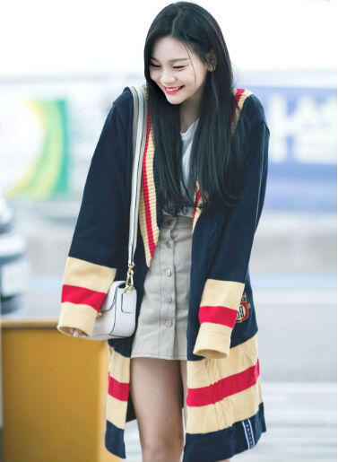 10 Gaya OOTD Outer Ala GFriend, Stylish & Bikin Hangout Makin Asyik!