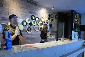 Kamar Hotel Disemprot Disinfektan Sebelum Digunakan
