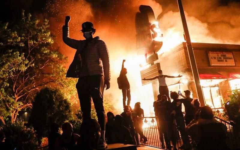 Mencekam! Peluru Berterbangan, Belasan Korban Tewas pada Kerusuhan di Amerika