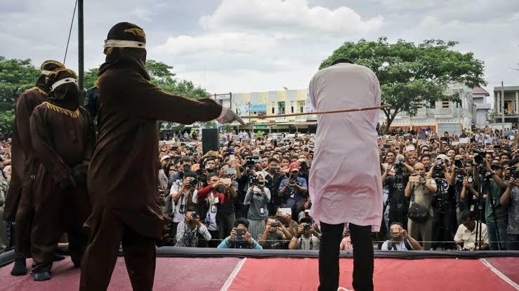Berzina, Dapat Hukuman Cambuk 100 Kali Cambukan ke 74 Pria ini pun Knock