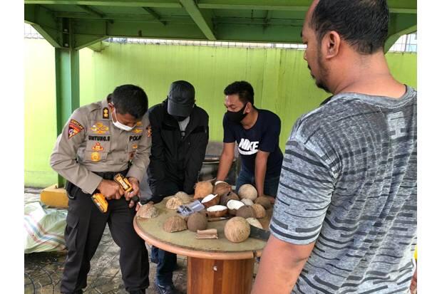 Anggota Polri Ini Berdayakan Warga Produksi Kancing Baju dari Limbah Batok Kelapa