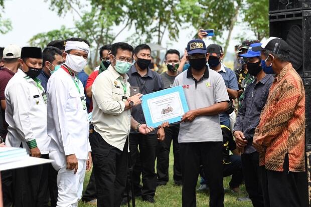Sambangi Karawang, SYL Panen Padi dan Serahkan Bantuan