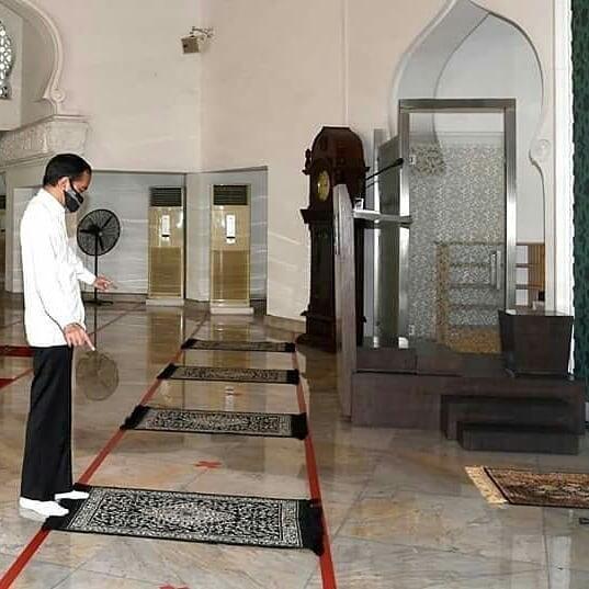 Jokowi Masuk Masjid Bersepatu &amp; Tak Tahu Cara Salat dengan Benar?