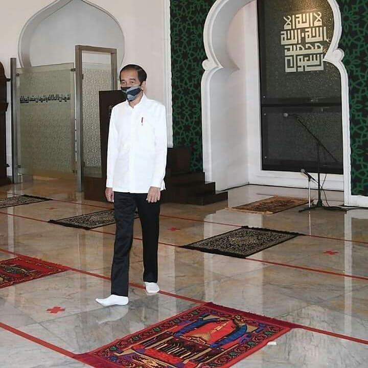 Jokowi Masuk Masjid Bersepatu &amp; Tak Tahu Cara Salat dengan Benar?