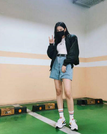 5 Inspirasi Padu Padan Busana Dengan Masker Ala Artis Korea