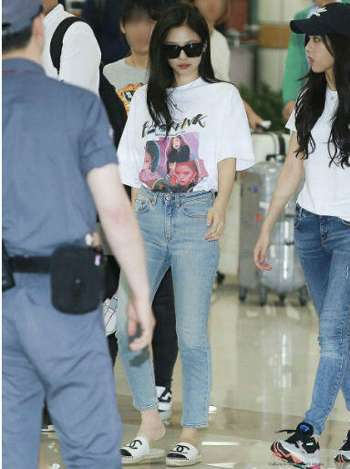 Gaya Jennie BLACKPINK Pakai Celana Jeans, Super Chic!
